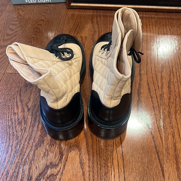 CHANEL BEIGE BLACK QUILTED LEATHER BRAVE LACE UP CC LOGO ANKLE  BOOTS 35.5 - Picture 4 of 6